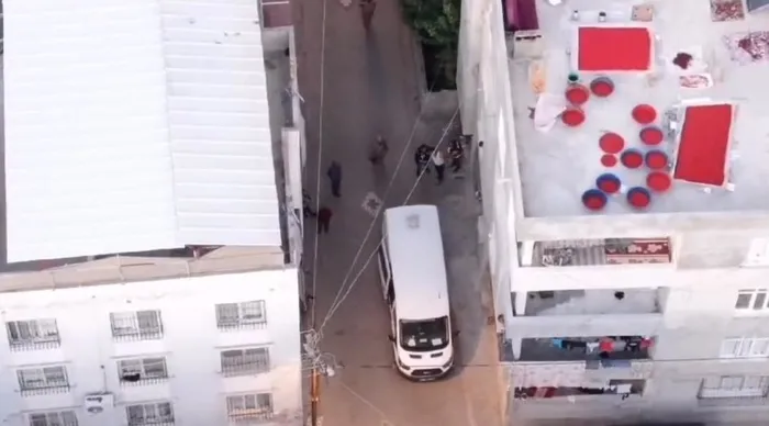 adana-merkezli-6-ilde-es-zamanli-kafes-operasyonu-baygaralar-organize-suc-orgutu-cokertildi-cok-sayida-gozalti-1698040365595.jpeg Adana merkezli 6 ilde eş zamanlı 'Kafes' operasyonu! ‘Bayğaralar’ organize suç örgütü çökertildi: Çok sayıda gözaltı var-2