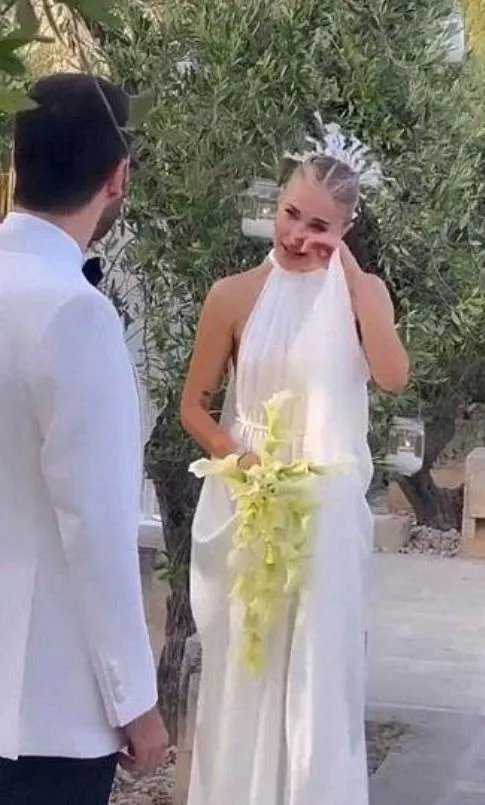 dugun-devam-ediyor-burcu-esmersoydan-1694209391852.jpeg 40 gün 40 gece düğün! Burcu Esmersoy İtalya’daki düğünün ardından bir düğün de İstanbul’da yaptı-4