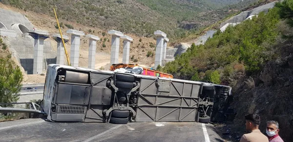 mersinde-yolcu-otobusu-ile-tir-carpisti-14-yarali-1624959187432.jpg Mersin'de yolcu otobüsü ile TIR çarpıştı: 14 yaralı-2