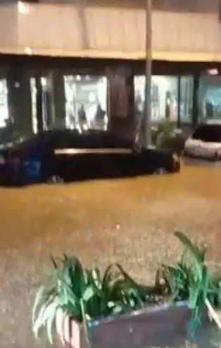 Alanya’da sağanak yağış sonrası evleri, iş yerlerini ve okulu su bastı