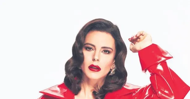 Yonca Evcimik meslektaşı Simge Sağın'ı öve öve bitiremedi: Erkek olsam kapısında yatar, peşini bırakmazdım