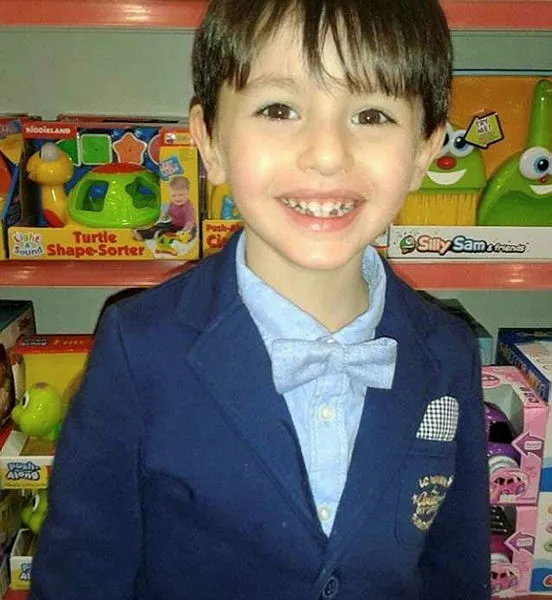 Üzerine demir kapı devrilen çocuk öldü-1