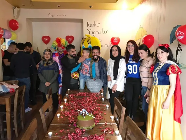 Diyarbakır'da okul harçlığı için sokaklarda simit satan küçük Taylan’a doğum günü sürprizi-2