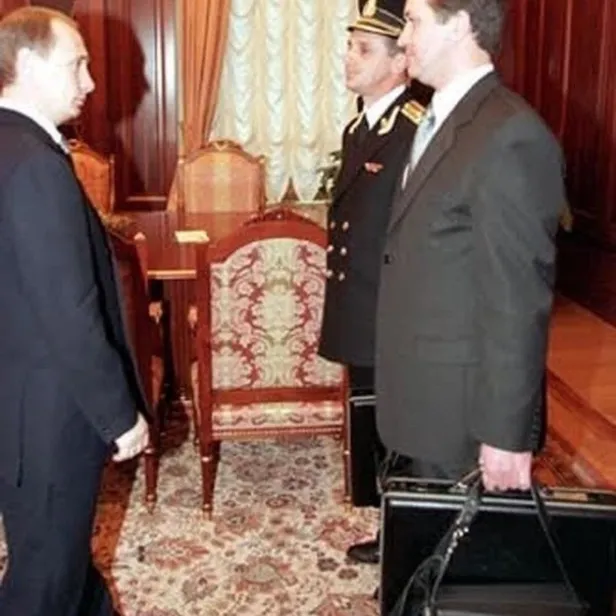 Rus siyasetçi Vladimir Jirinovski'nin cenazesine katılan Putin'in korumasının elindeki "nükleer" çanta dikkat çekti-5