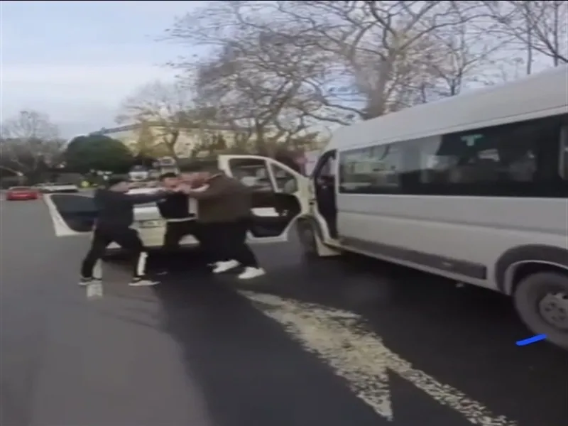 yer-sariyer-trafikte-tekme-tokat-kavga-o-anlar-kamerada-1765460957288.jpeg Sarıyer'de trafikte sürücülerin yol verme kavgası kamerada (Fotoğraf: DHA)