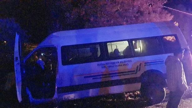 1669410249573.jpeg Muğla'nın Menteşe ilçesinde yolcu midibüsü ile kamyonetin çarpıştığı kaza sonucu 22 kişi yaralandı-3