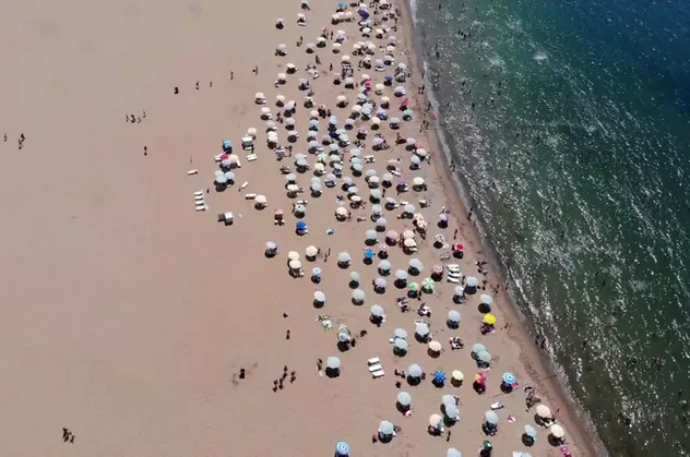 Sıcaktan bunalan İstanbullu Riva'ya akın etti