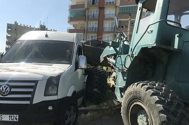 Şanlıurfa'da feci kaza! İş makinesi öğrenci servisini biçti: 13 yaralı