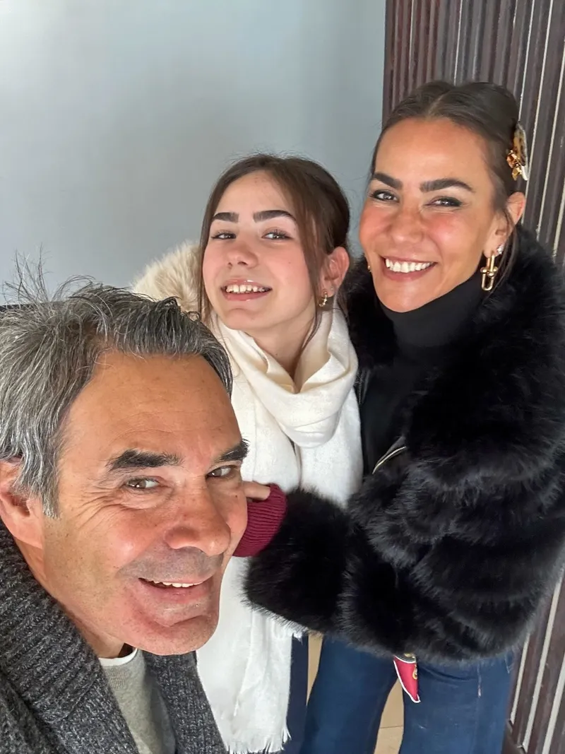 zeynep-tokusun-kizi-ayse-buyudu-anne-kizin-benzerligi-sosyal-medyada-gundem-oldu-1770288722433.jpg Zeynep Tokuş'un kızının son hali dikkat çekti.