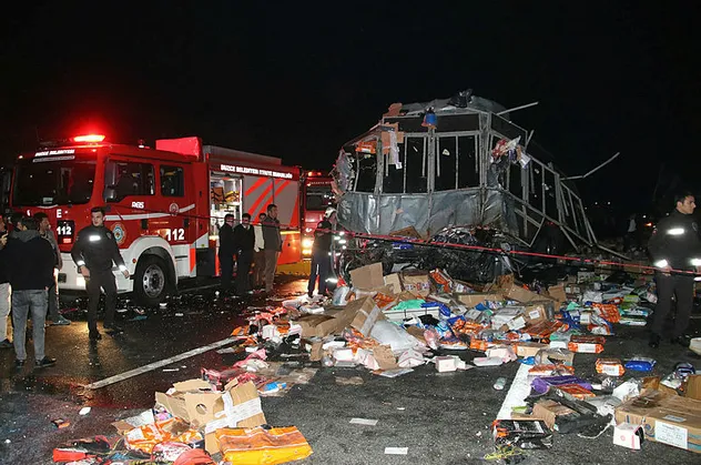 Düzce'de katliam gibi kaza! 2 ölü, 35 yaralı!