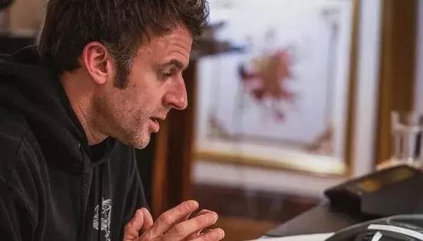 fransa-cumhurbaskani-emmanuel-macron-gogus-killarini-gosterip-poz-verdi-1650280681882.jpg Fransa Cumhurbaşkanı Emmanuel Macron göğüs kıllarını gösterip poz verdi-7