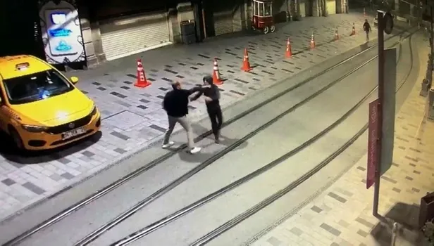 İstanbul Beyoğlu'nda gece yarısı İngiliz turisti bıçakla ağır yaralayan gaspçılar yakalandı-6