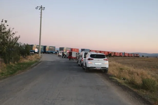 Afyonkarahisar’ın Sandıklı ilçesinde hemzemin geçitte faciadan dönüldü-1