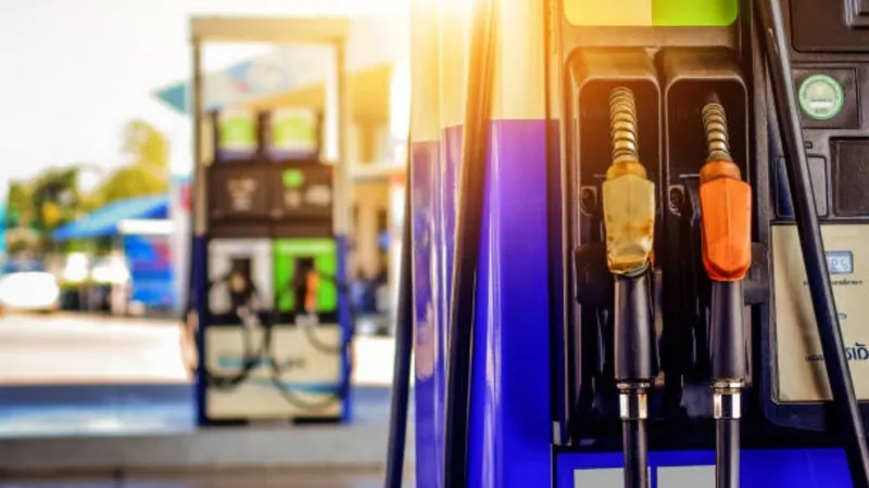pompa-fiyatlari-dusuyor-motorinde-370-tl-ve-benzinde-220-tl-indirim-1774335663907.jpg Pompa fiyatları düşüyor: Motorinde 3,70 TL ve benzinde 2,20 TL indirim-4