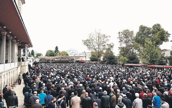Milli Teknoloji Hamlesi'nin öncü ismi Özdemir Bayraktar, Fatih Camii'nden son yolculuğuna uğurlandı-2