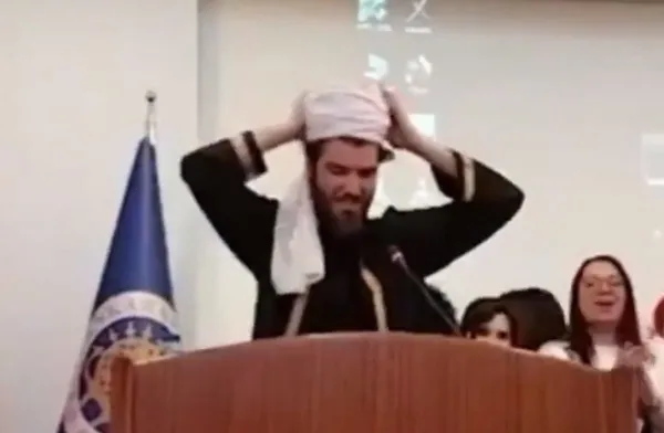 ankara-universitesi-siyasal-bilgiler-fakultesinde-kutsal-inek-bayrami-adi-altinda-islama-hakaret-edildi-1652431432801.jpg Ankara Üniversitesi'nde 'İnek Bayramı' rezaleti! Tepki çeken görüntülerin ardından disiplin ve adli inceleme başlatıldı-4