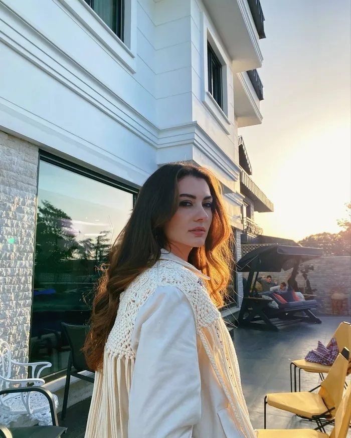 burcu-ozberk-sevimli-dostuyla-evde-kosturdugu-anlari-yayinladi-ev-haline-tepki-yagdi-tamam-da-donunla-neden-te-1704696102685.jpg Burcu Özberk sevimli dostuyla evde koşturduğu anları yayınladı! Ev haline tepki yağdı: “Tamam da donunla neden? Teşhircilik bu...”-5