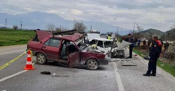 İzmir’de feci kaza: iki otomobilin çarpıştığı kazada 2 kişi hayatını kaybetti