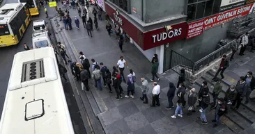 İstanbulda yoğun trafik: Çalışanlar işine öğrenciler okuluna gidemiyor! Metroda tepki çeken görüntü