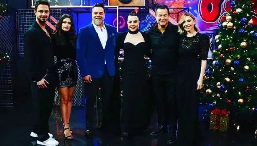 Hande Erçel O Ses Yılbaşı 2021'de Kerem Bursin'i öyle bir kandırmış ki! Hande Erçel sevgilisi olduğu söylenen Kerem Bürsin'i tufaya düşürdü-2