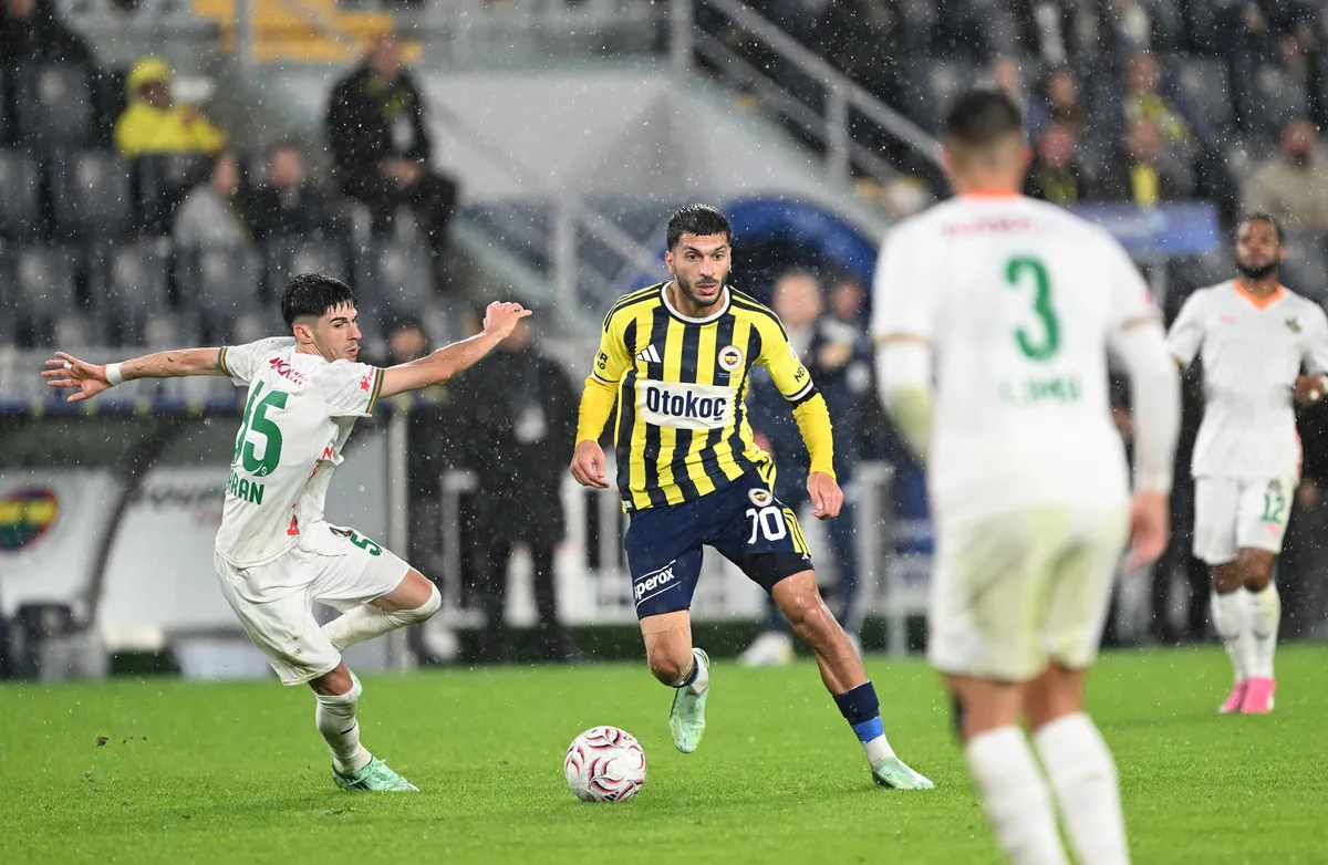 aston-villa-fenerbahceden-oguz-aydini-istiyor-1792396640051.jpg İngiliz devinden Oğuz Aydın'a kanca! Ocak'ta girişim olacak-3
