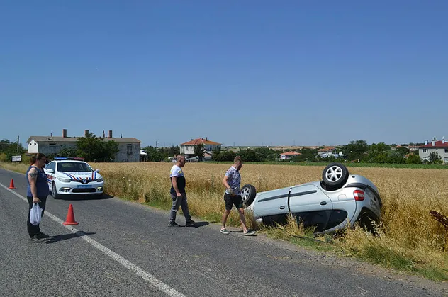 Trafikte eşek arısı dehşeti! Camından girdiği araç takla attı