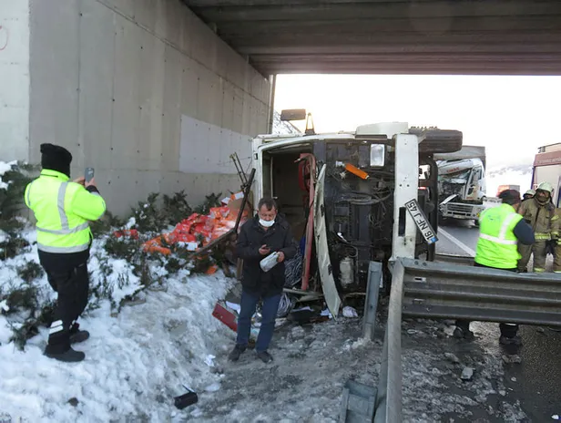Beykoz'da meyve suyu yüklü kamyon devrildi-2