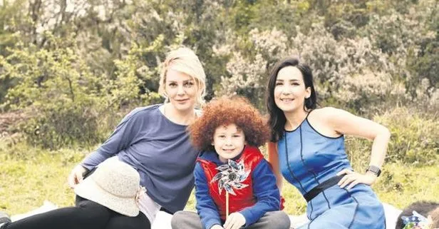 Kayahan In Eski Esi Ipek Acar Kizi Beste Acar Ve Acar In Oglu Ruzgar 23 Nisan Icin Album Hazirladi Takvim