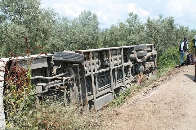 Bursa'da kontrolden çıkan midibüs zeytinliğe devrildi! Yaralılar var