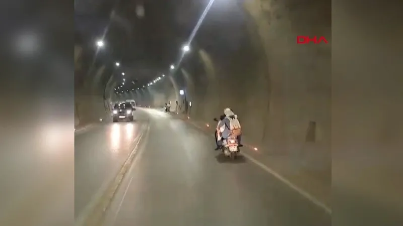 Motosiklet üzerinde tehlikeli yolculuk: Görenler hayrete düştü! O anlar telefon kamerasına böyle yansıdı-3
