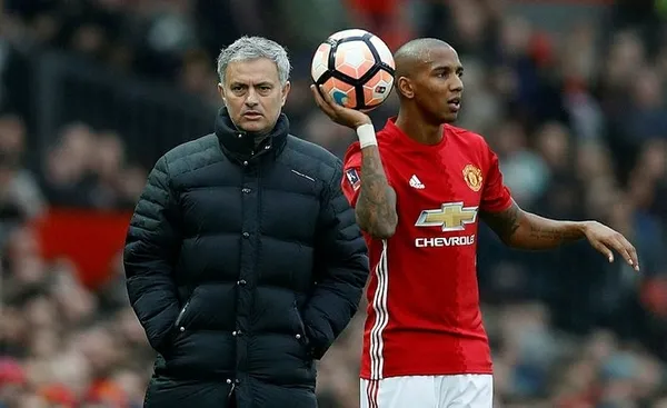 Fenerbahçe Ashley Young'ı bitiriyor!-6