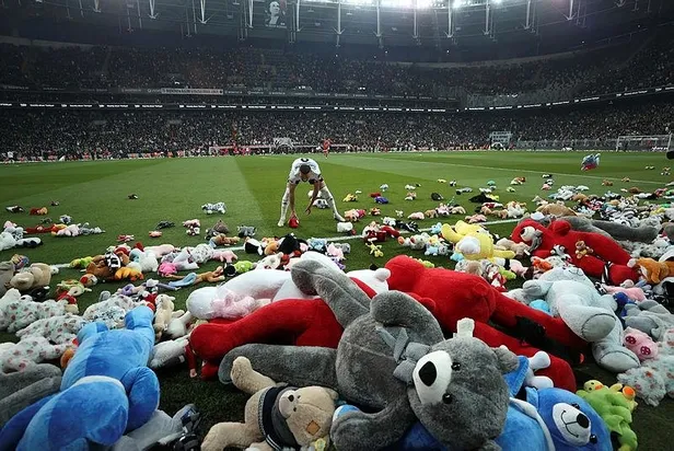 besiktas-antalya-macinda-depremzede-cocuklar-icin-sahaya-oyuncaklar-atildi-1677460622887.jpeg Beşiktaş-Antalya maçında depremzede çocuklar için sahaya oyuncaklar atıldı-3