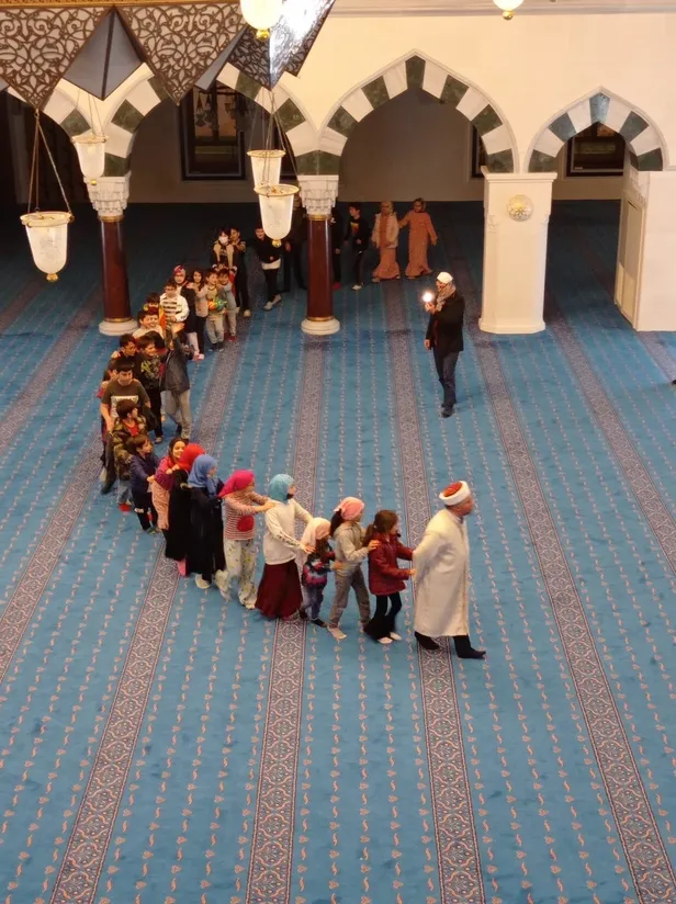 turkiyedeki-cocuklarin-teravih-treni-dunyaca-unlu-filistinli-model-bella-hadidin-gundeminde-1650320684596.jpeg Türkiye'deki çocukların 'Teravih Treni' dünyaca ünlü Filistinli model Bella Hadid'in gündeminde-2