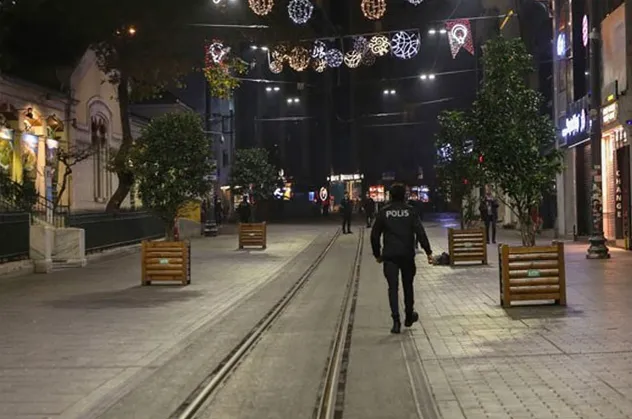 Hafta sonu yasakları başladı mı? Sokağa çıkma yasağı hangi illerde? İşte kırmızı renkli iller…