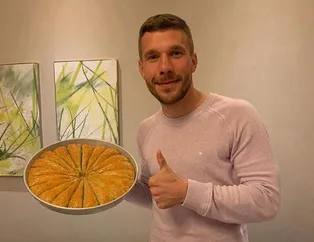 Antalyasporlu Lukas Podolski'den Gaziantep baklavasıyla 'evde kal' çağrısı-1