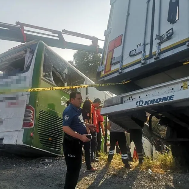 Mersin’de yolcu otobüsü ile kamyon çarpıştı!