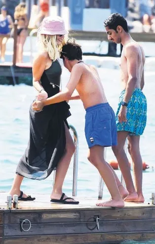 Cici anne Melis! Sevgilisi Mustafa Sandal'ın oğlu Yaman'la aralarından su sızmıyor...