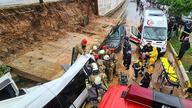 Pendik'te sağanak sonrası istinat duvarı araçların üzerine çöktü-2