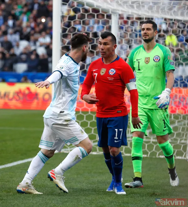 Messi ve Medel fena kapıştı! Kırmızı kartlar havada uçuştu - 23