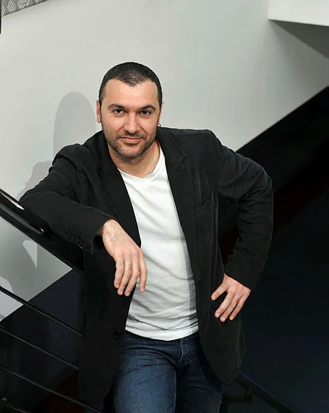 1615547017855.jpg Bay J kimdir, kaç yaşında? Bay J Kerem Bürsin’e ne dedi? Kerem Bürsin’e ödül töreninde Bay J'den olay şaka!-6