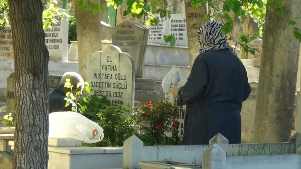 sanliurfada-kendi-ailesine-ait-mezarlardan-3unde-baska-kisiler-yatiyor-1619477851074.jpg Şanlıurfa'da kendi ailesine ait mezarlardan 3'ünde başka kişiler yatıyor-5