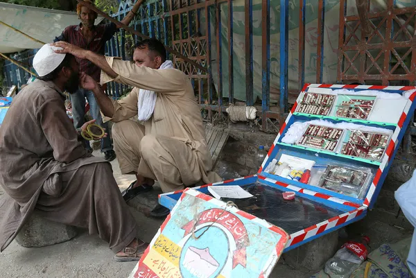 pakistanda-fakirler-sokak-discilerinde-tedavi-oluyor-1629540447845.jpg Pakistan'da fakirler sokak dişçilerinde tedavi oluyor-11