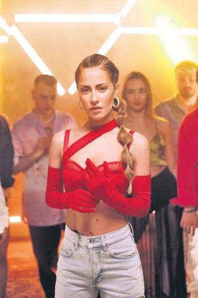 1650567150833.jpeg Kıbrıs'tan iki ev alan Ajda Pekkan dairelerini vinçle gezdi-2