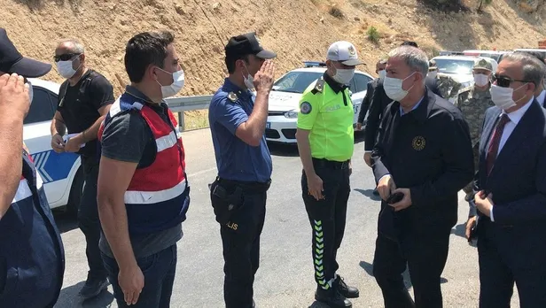 Son dakika: Milli Savunma Bakanı Hulusi Akar, askerleri taşıyan otobüsün kaza yaptığı bölgede incelemede bulundu-1