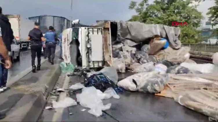 Küçükçekmece D-100'de kamyon devrildi! Trafik aksadı
