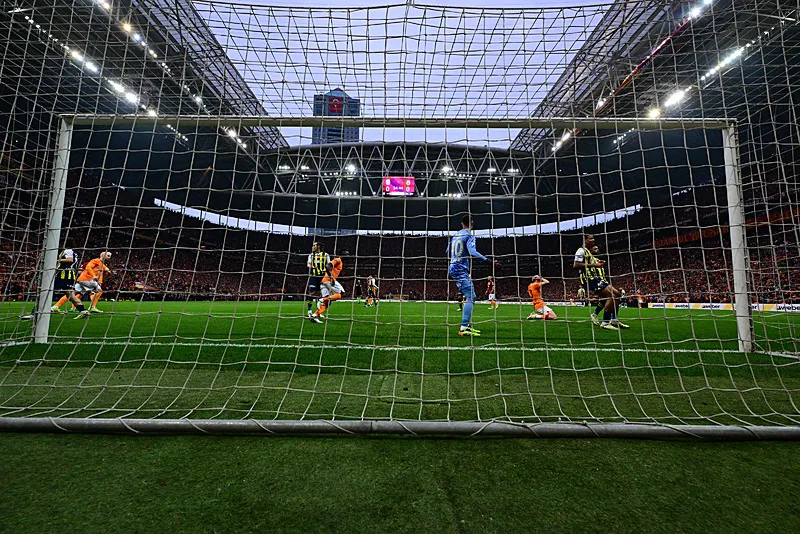 Galatasaray'da Okan Buruk'tan derbi neşteri! Yıldız isim Fenerbahçe maçının ardndan gözden çıkarıldı - 15