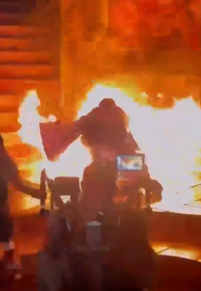 Şarkıcı Katy Perry alevlerin ortasında kaldı: Her şey yeni şarkısı için tasarlandı-4