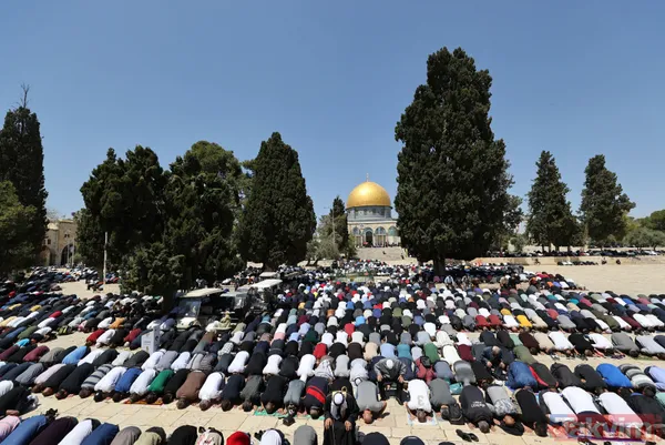 İsrail'in baskın düzenlediği Mescid-i Aksa'da 60 bin kişi cuma namazı kıldı! - 3