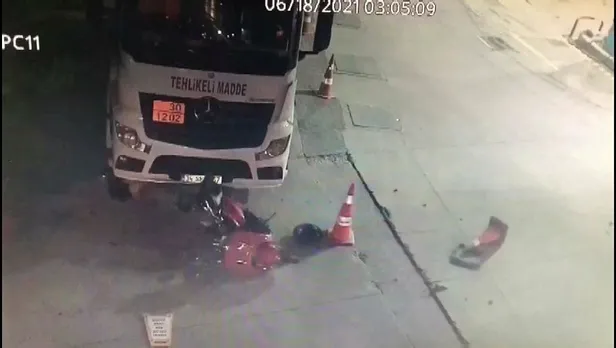 Şişli'de korku dolu anlar! Virajı alamayan motosiklet, akaryakıt tankerinin altına girdi: 1 yaralı-4