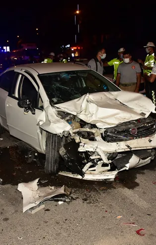 İzmir'de gece saatlerinde feci kaza: 5 yaralı